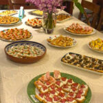 Mesa de salgados Débora Doces & Festas